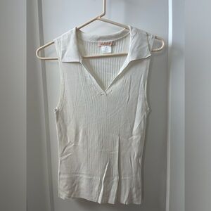 Beautiful v-neck collared sleeveless top in cream color - Size Medium